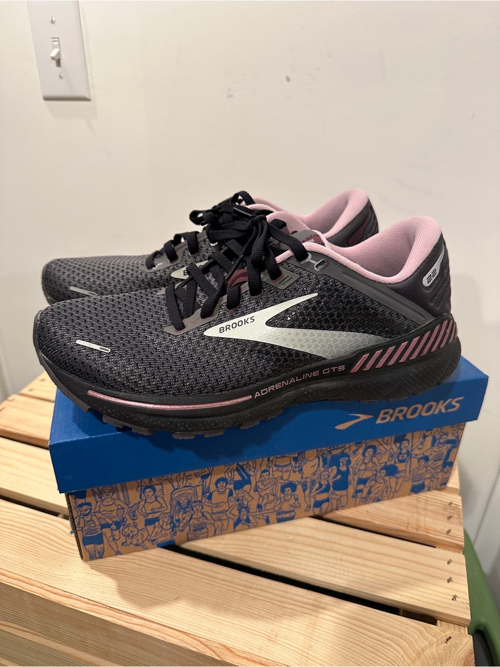 Brooks Women's Adrenaline GTS 22- Black with Pink - 9.5 - Picture 3 of 16